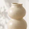Close-up af beige keramisk vase Vase i keramik