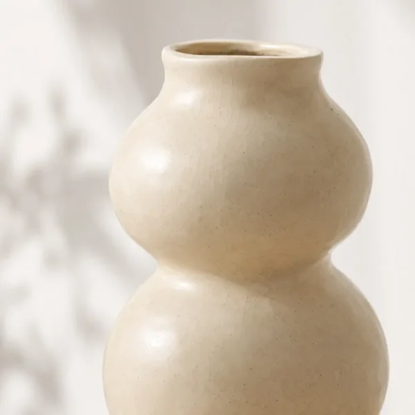 Close-up af beige keramisk vase Vase i keramik