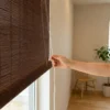 Nærbillede af mørkt bambus rullegardin med ophæng og rullefunktion