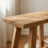 Teak bænk i genbrugstræ close-up Skammel i teaktræ