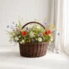 Håndflettet kurv med farverige markblomster