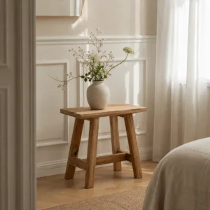 Teak bænk i genbrugstræ stylet med vase og blomster i lys nordisk indretning