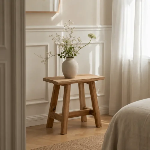 Teak bænk med vase og blomster Teak bænk i genbrugstræ stylet med vase og blomster i lys nordisk indretning